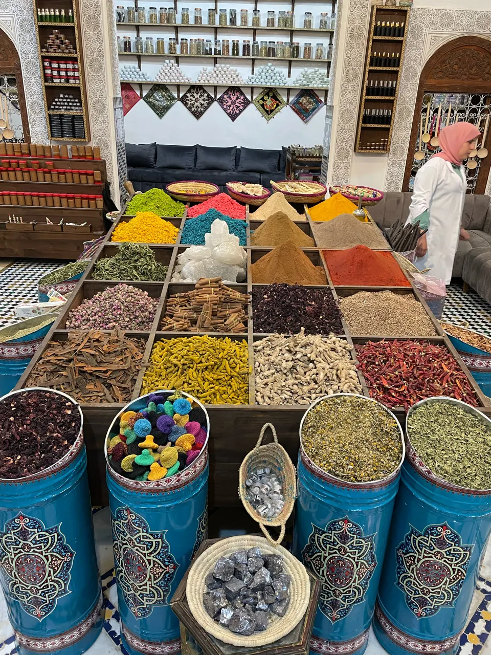 Een kraam met bergen kleurrijke kruiden en specerijen in de medina van Fes