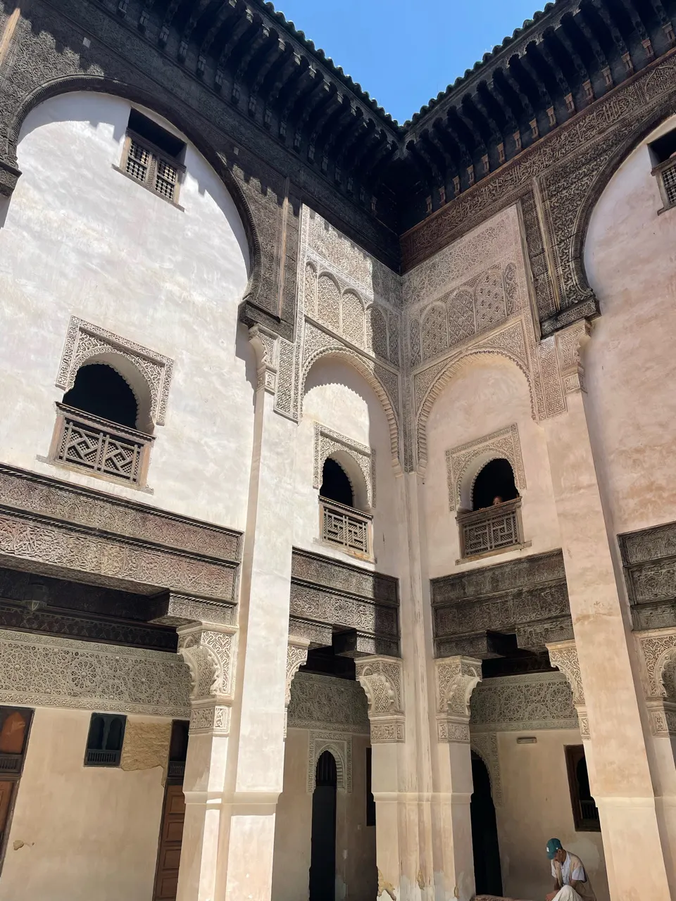 De versierde binnenplaats van een medersa in Fes met tegelwerk en bogen