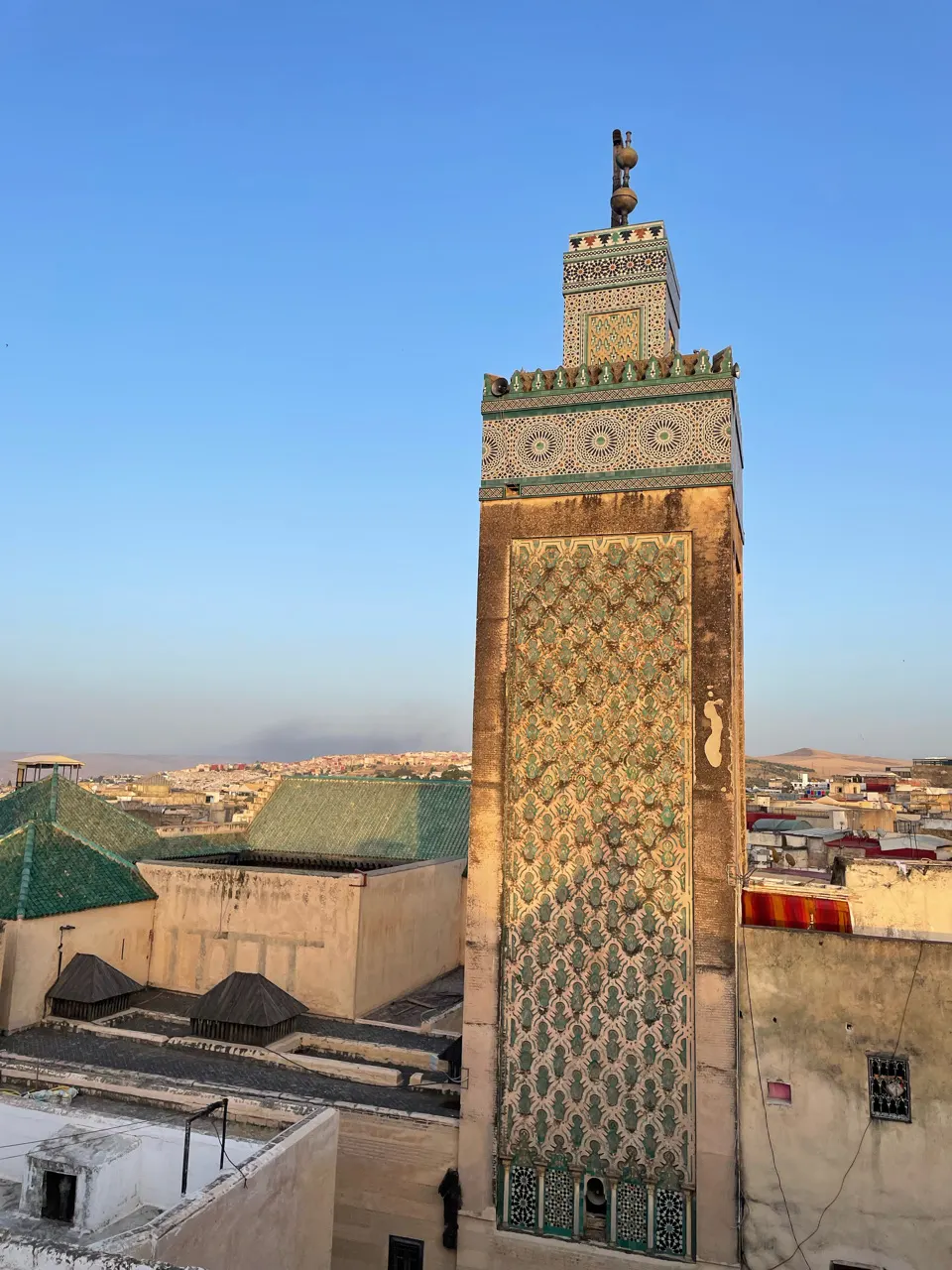 Uitzicht op een minaret vanaf een dakterras in Fes overdag