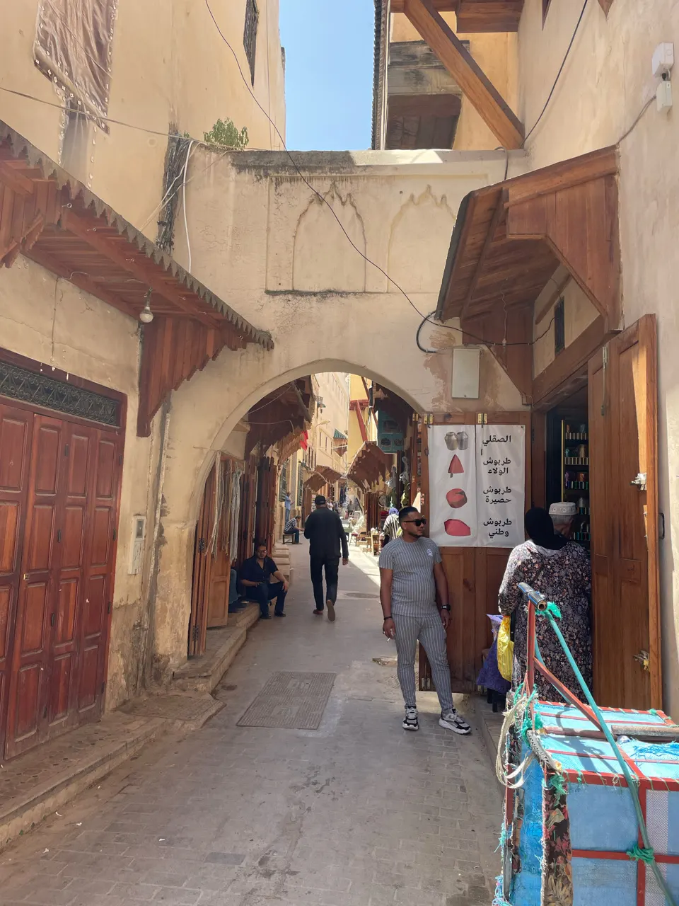 Een smal straatje in de medina van Fes met hoge muren
