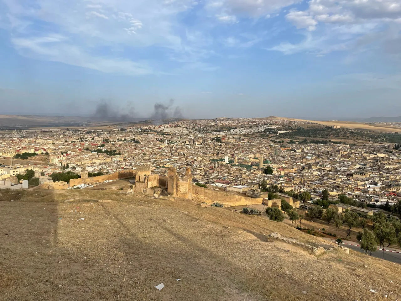 Panorama over de daken van de medina van Fes met heuvels op de achtergrond