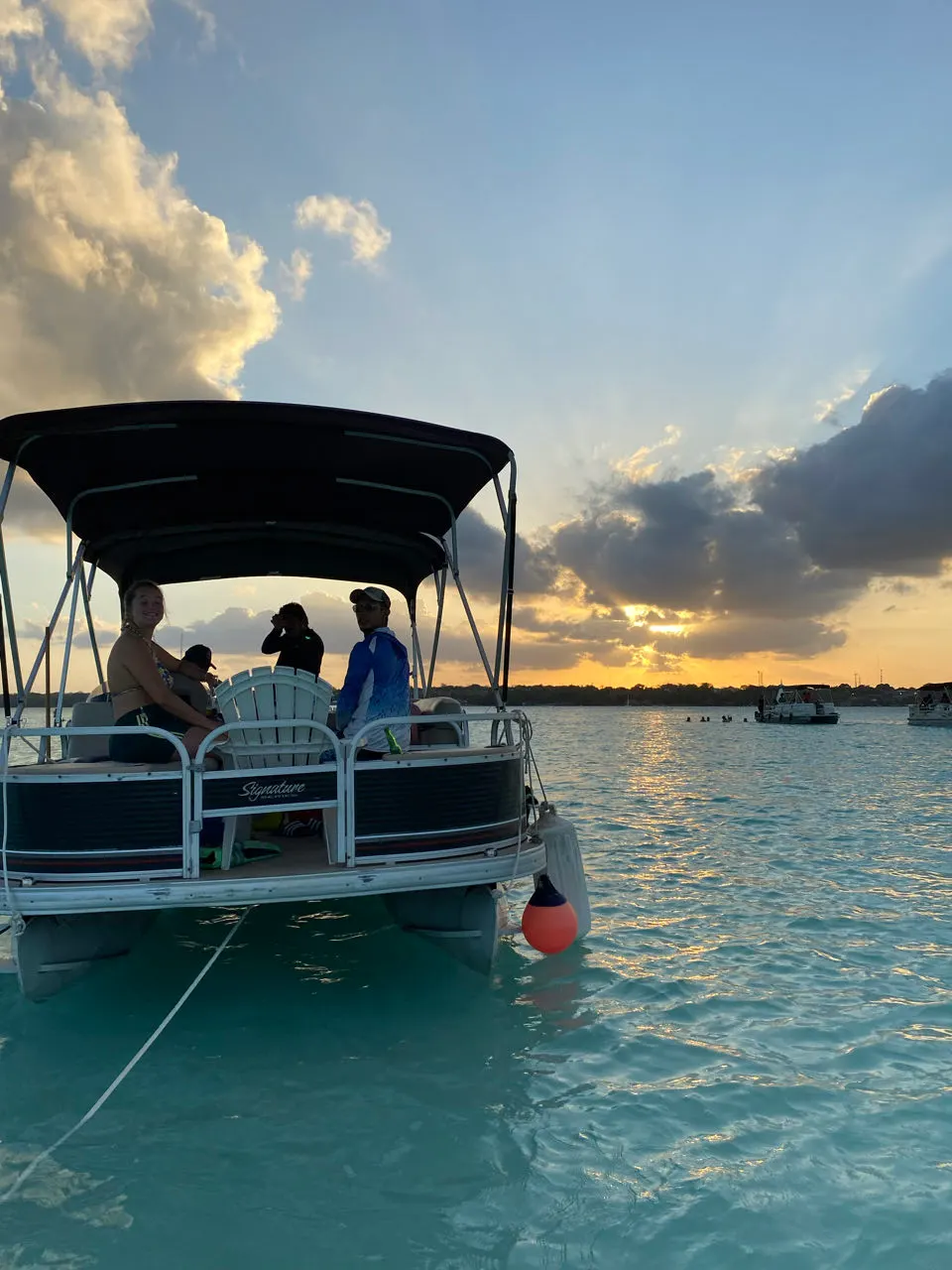Dikke wolken boven de weidse lagune van Bacalar