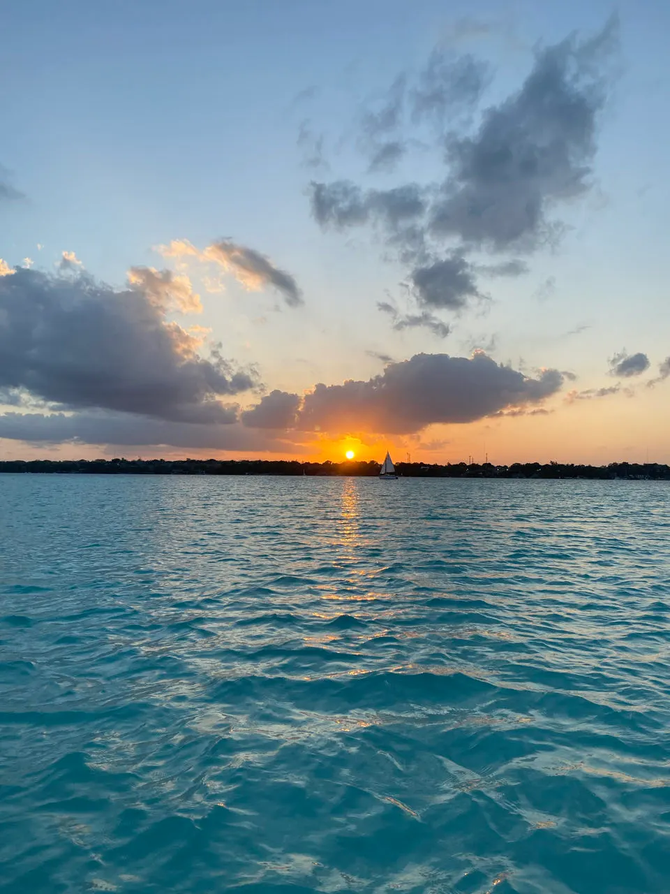 Zonsondergang boven de lagune van Bacalar