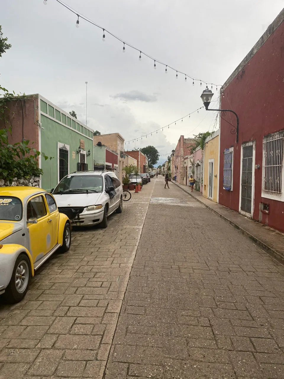 Kleurrijke koloniale straat in Valladolid met gele gebouwen