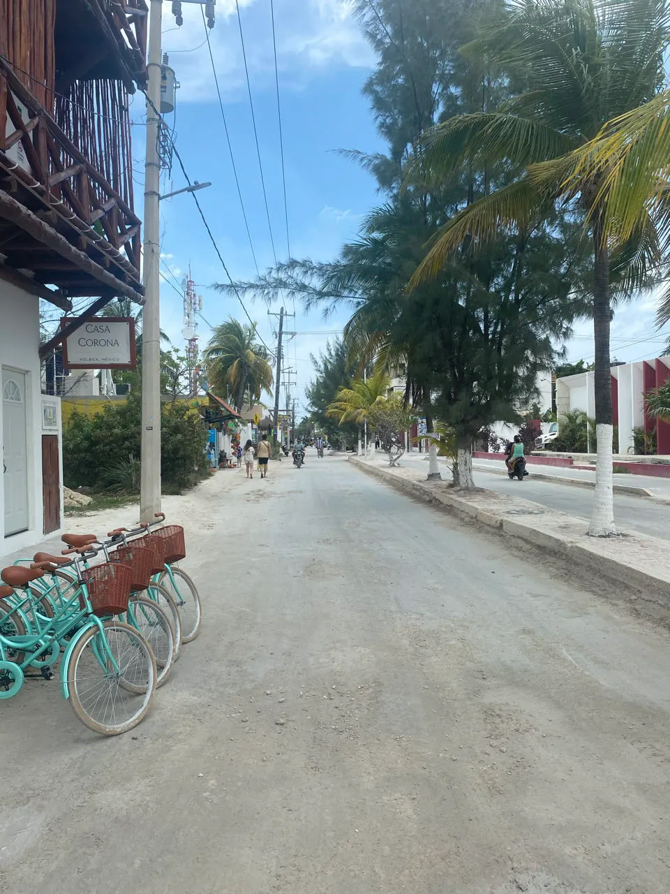 Zandweg op Holbox met een golfkarretje in plaats van auto's