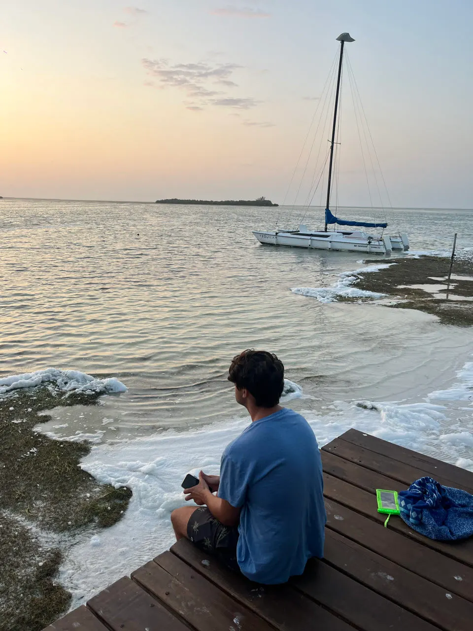 Zeilboot bij het strand van Holbox in de schemering