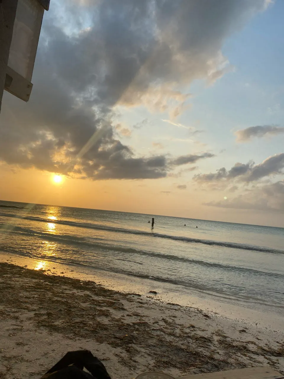 Zonsondergang boven de zee bij Holbox