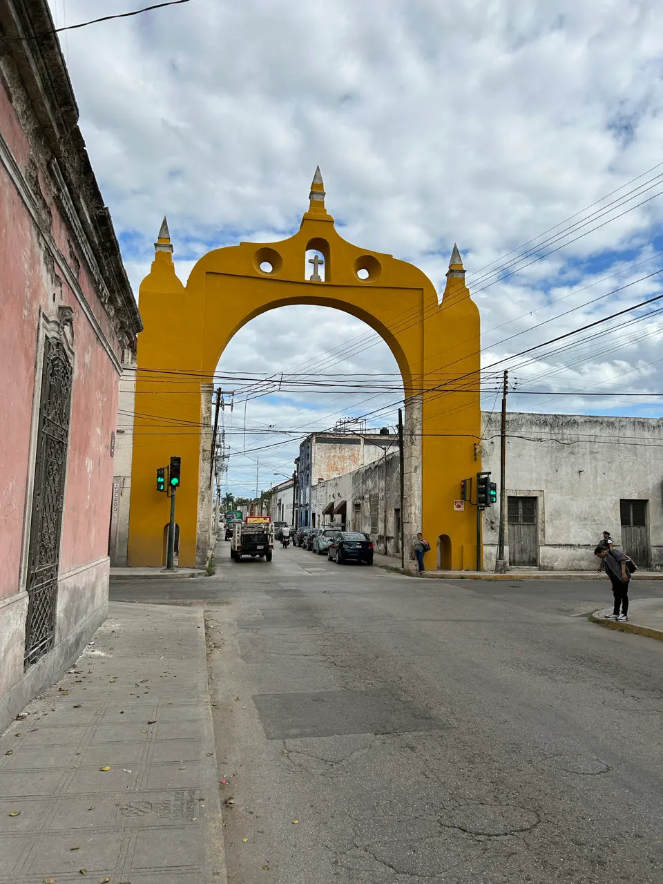De gele Arco de San Juan boven een straat in Mérida