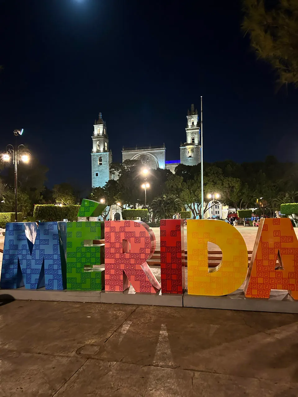 De verlichte Mérida-letters voor de kathedraal in de avond