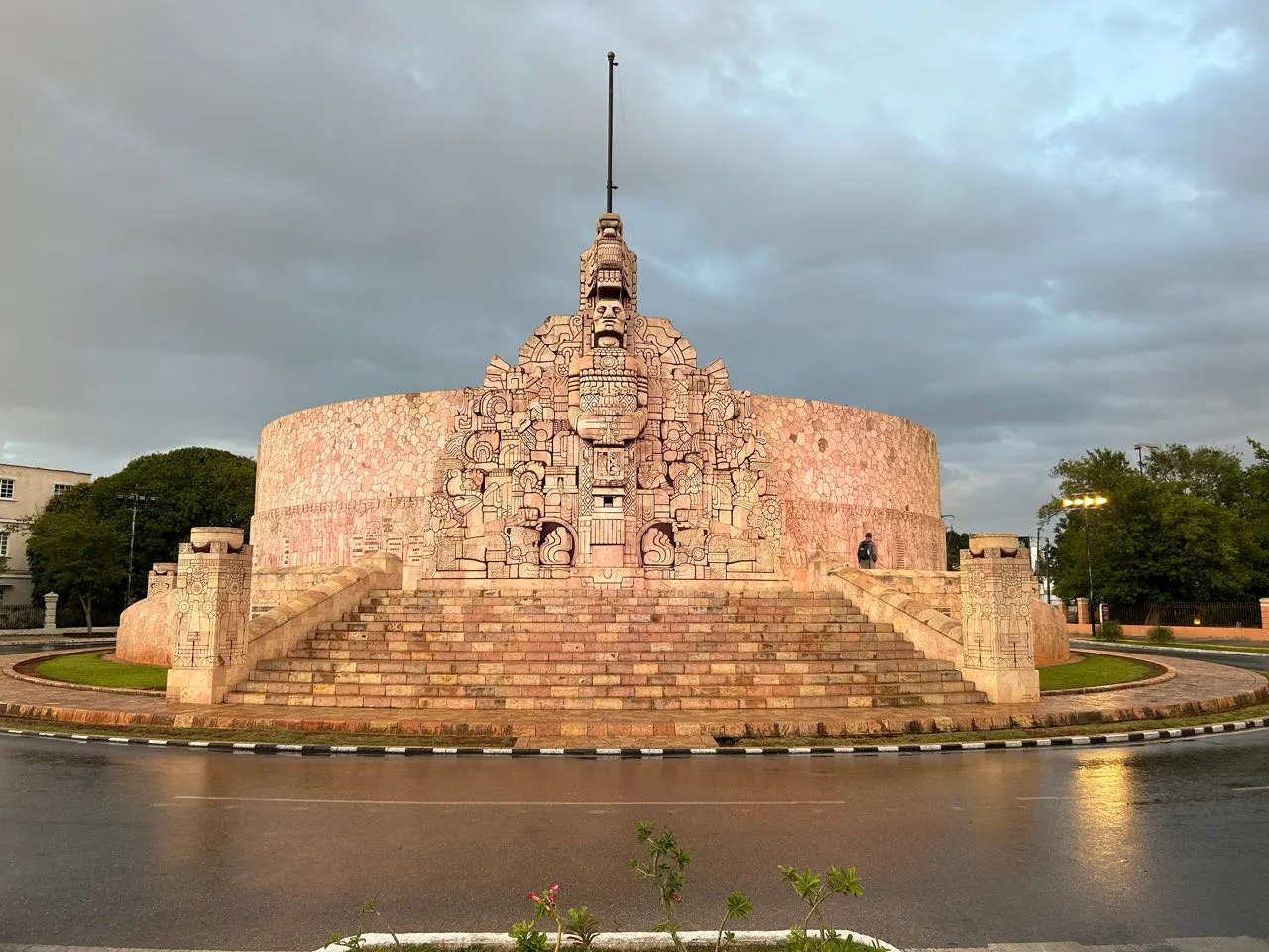 Het Monumento a la Patria in Mérida in het avondlicht