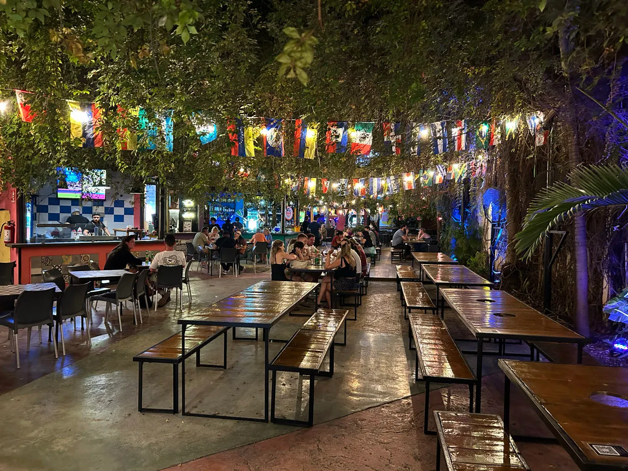Papel picado en marktkraampjes op het Plaza Grande tijdens de zondagavond