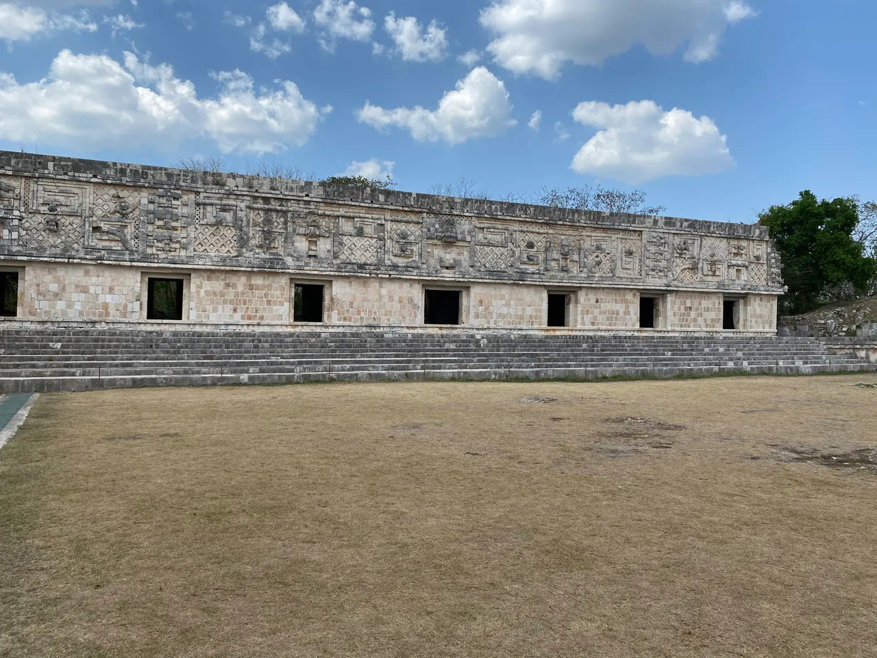 Lange stenen gevel van een Mayagebouw in Uxmal