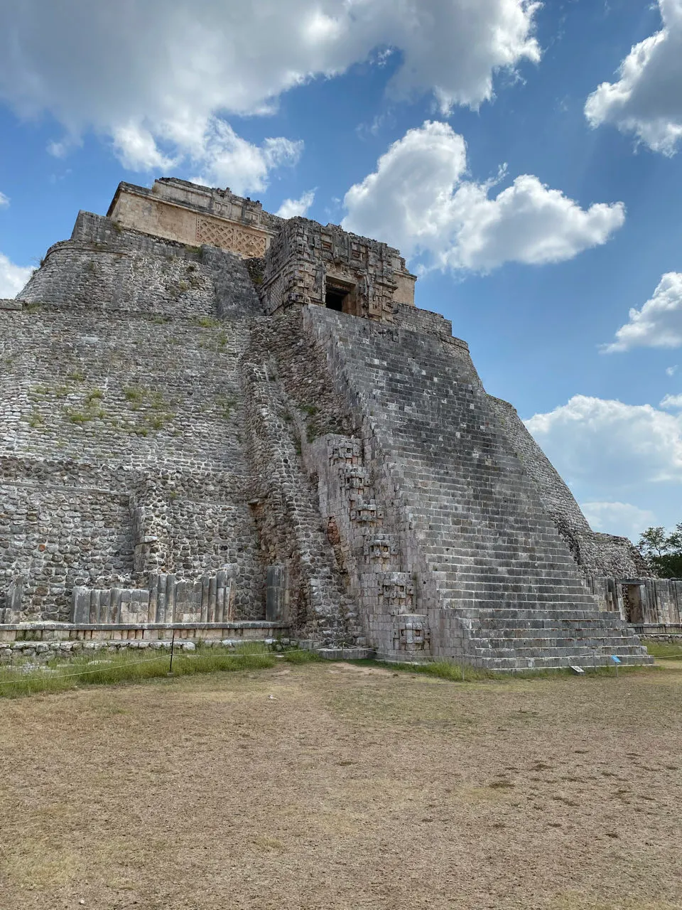 De ronde Piramide van de Tovenaar in de Mayastad Uxmal