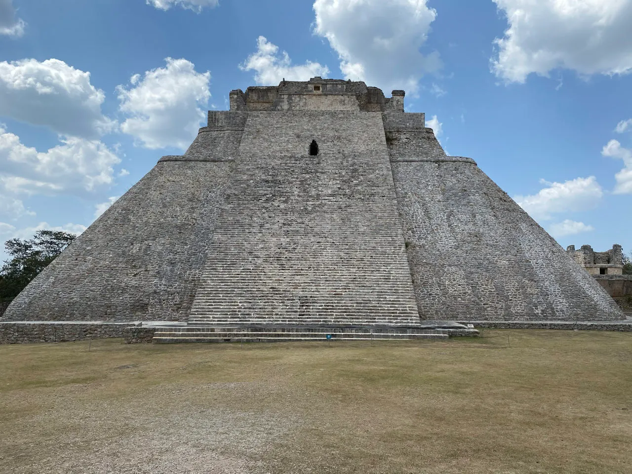 Vooraanzicht van de grote piramide van Uxmal onder een blauwe lucht