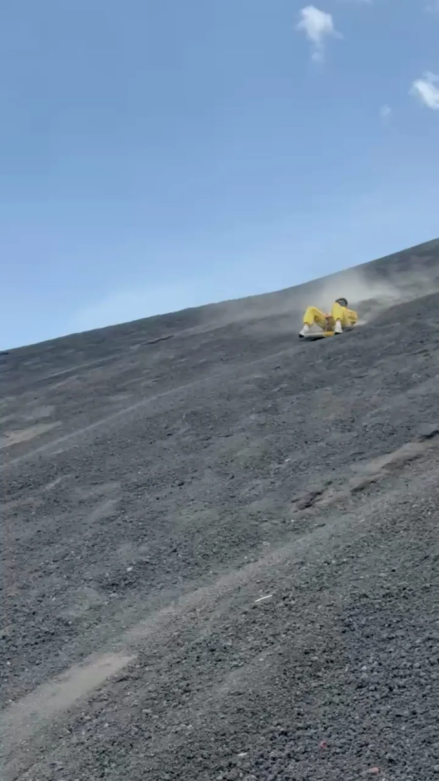 Een board op de zwarte helling van de Cerro Negro klaar om af te sleeën