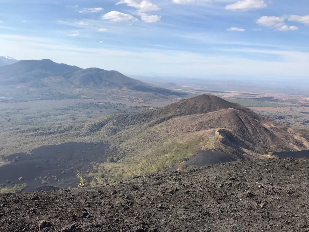Uitzicht vanaf Cerro Negro over een rij groene vulkanen in de verte