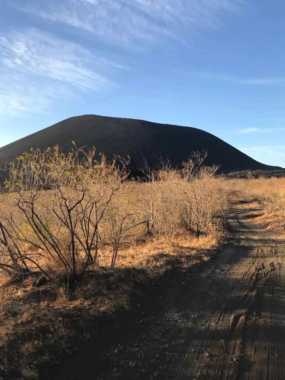 De zwarte kegel van de Cerro Negro vulkaan zonder begroeiing