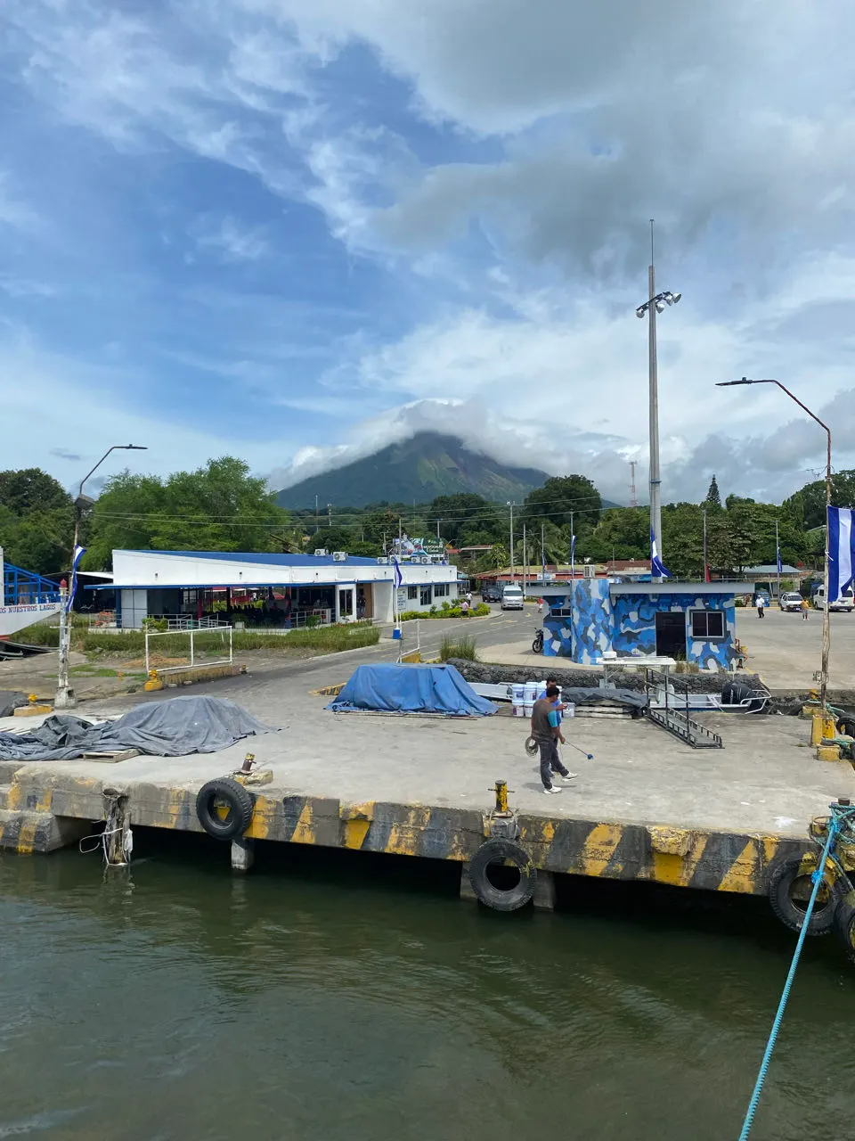 De haven van Ometepe met een vulkaan op de achtergrond