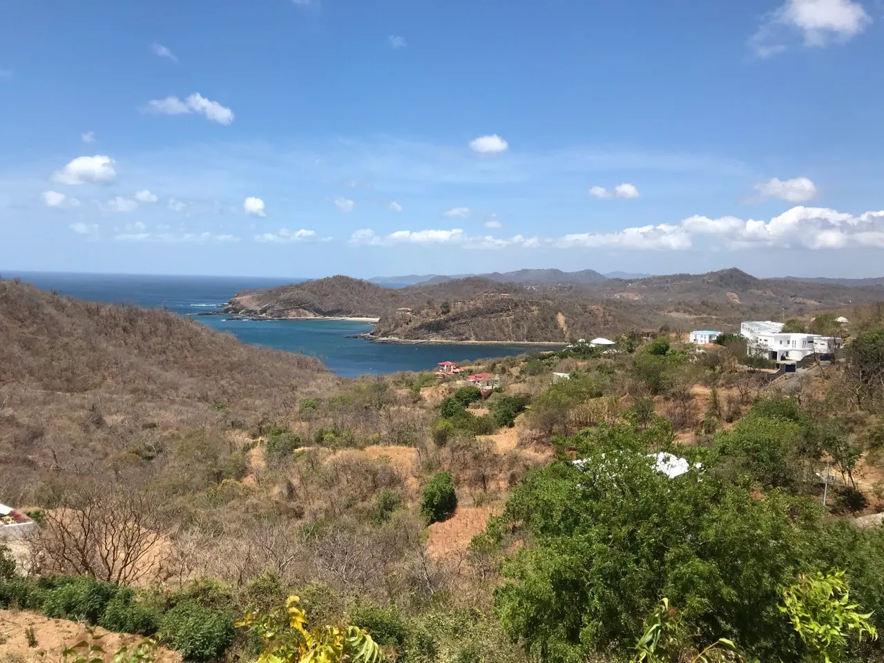 Uitzicht over de baai van San Juan del Sur met groene heuvels eromheen