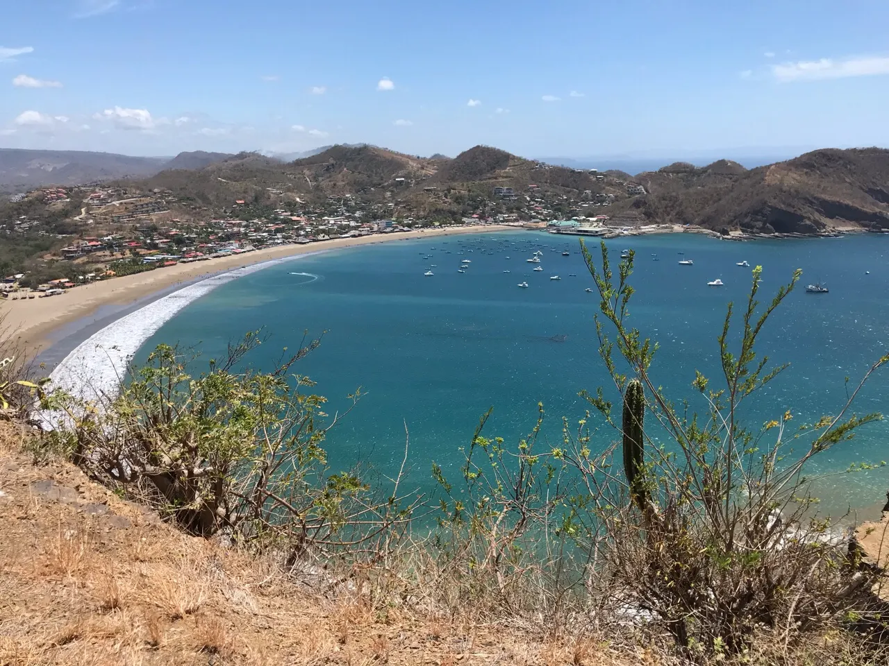 Uitzicht over de hoefijzervormige baai van San Juan del Sur vanaf een hoog punt