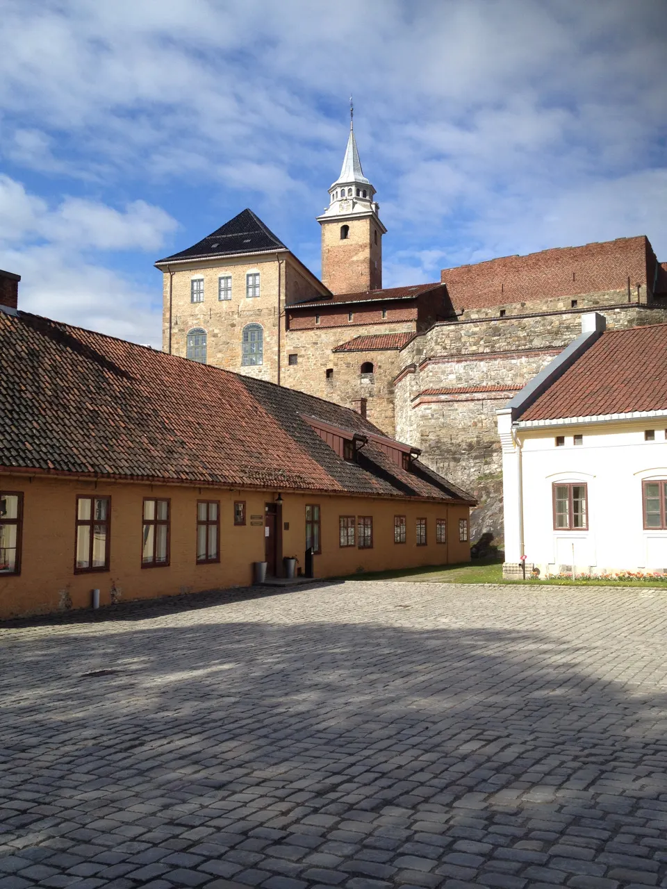 De oude gebouwen en het plein van de vesting Akershus in Oslo