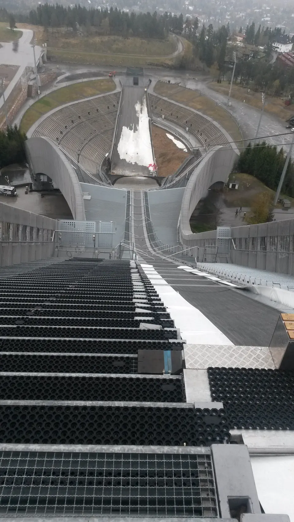 Zicht van bovenaf naar beneden langs de aanloop van de Holmenkollen skischans