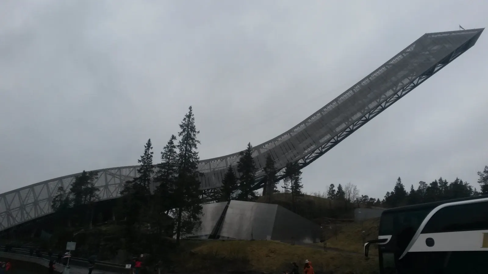 De grote skischans van Holmenkollen boven Oslo
