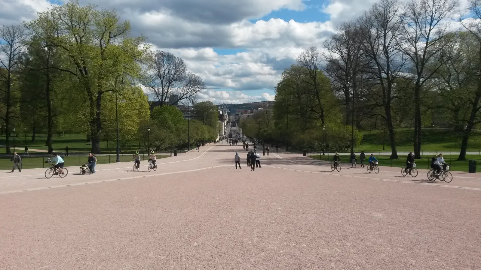 Wandelpad door het Slottsparken bij de Karl Johans gate in Oslo