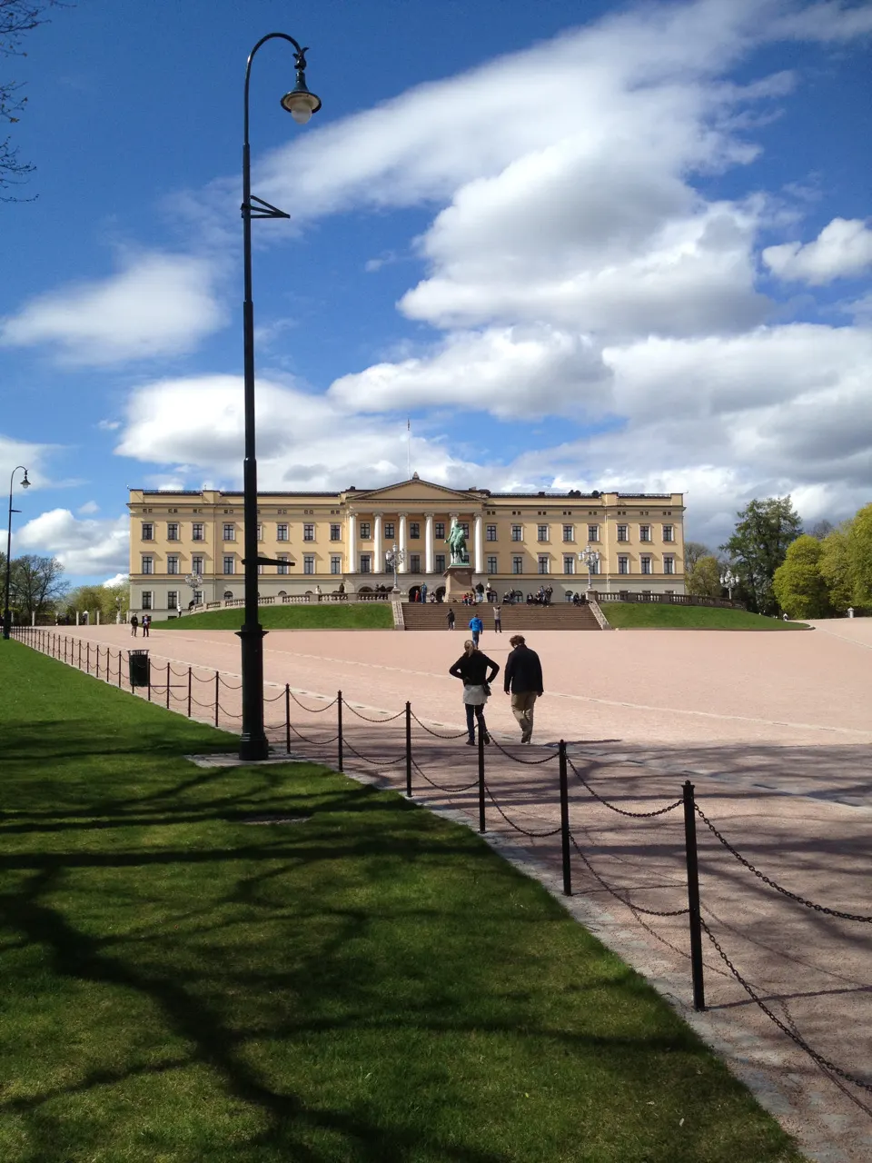 Het Koninklijk Paleis van Oslo onder een strakblauwe lucht
