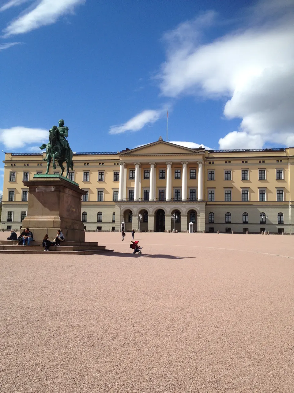 Het Koninklijk Paleis van Oslo met het ruiterstandbeeld ervoor