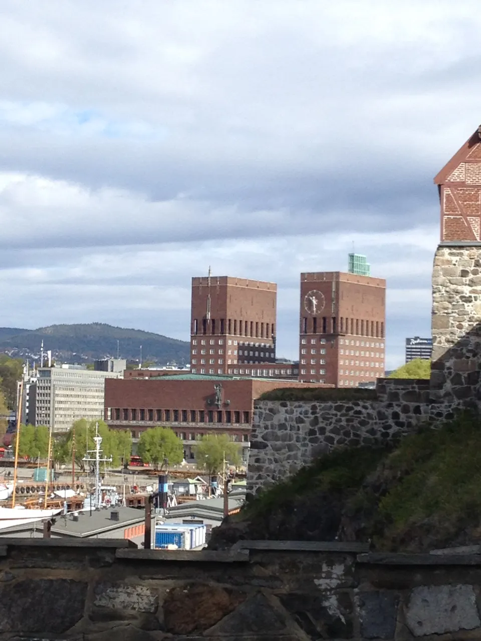 Het bakstenen stadhuis van Oslo gezien vanaf de vesting Akershus