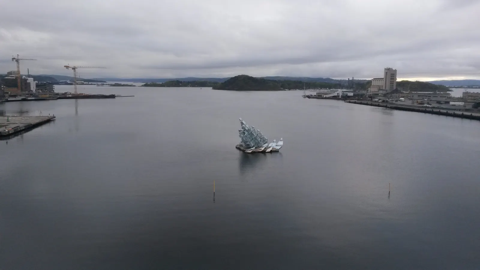 Een zeilboot op het rustige water van de Oslofjord onder een heldere lucht