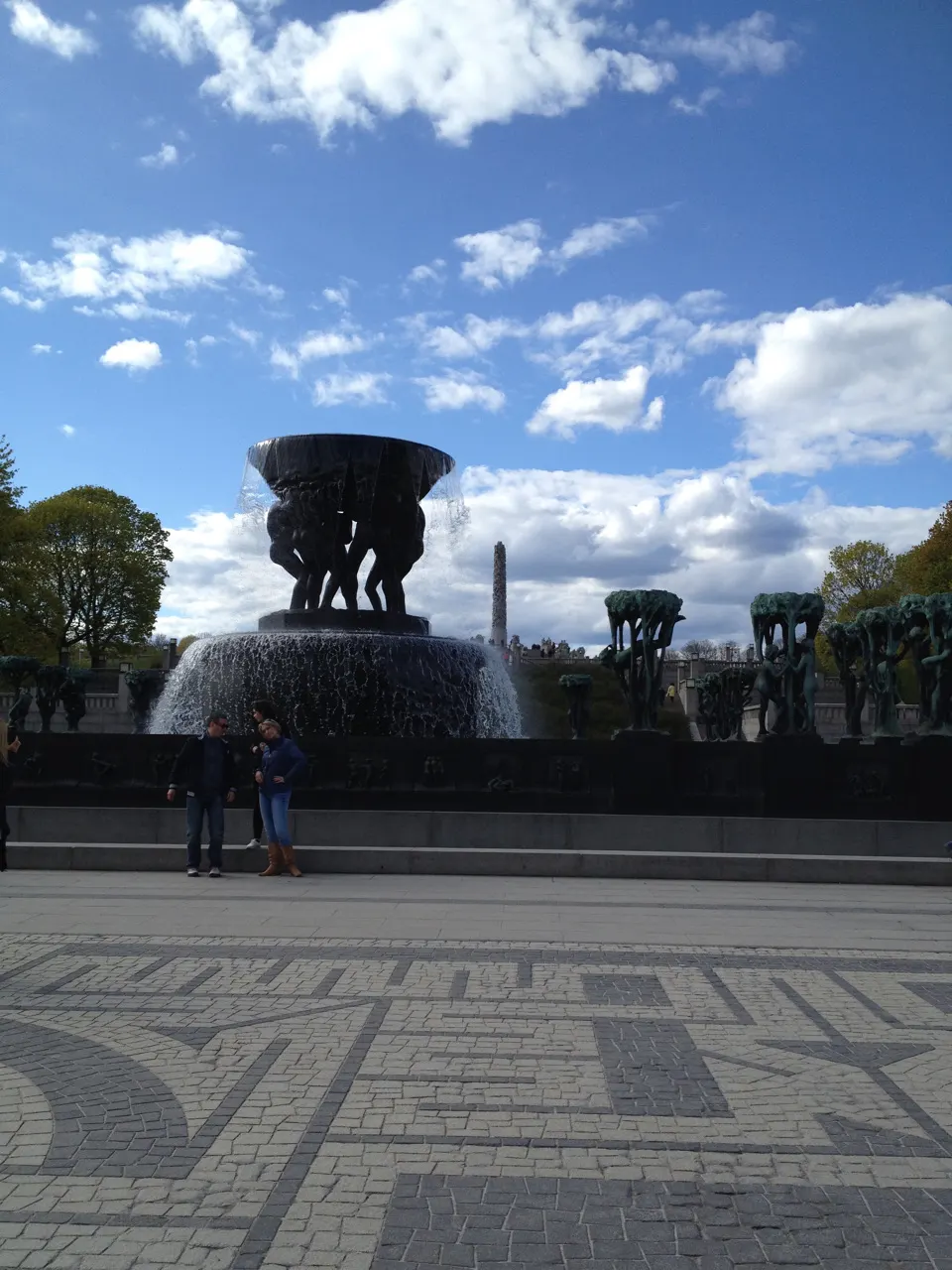 De grote bronzen fontein met beelden in het Vigelandpark van Oslo