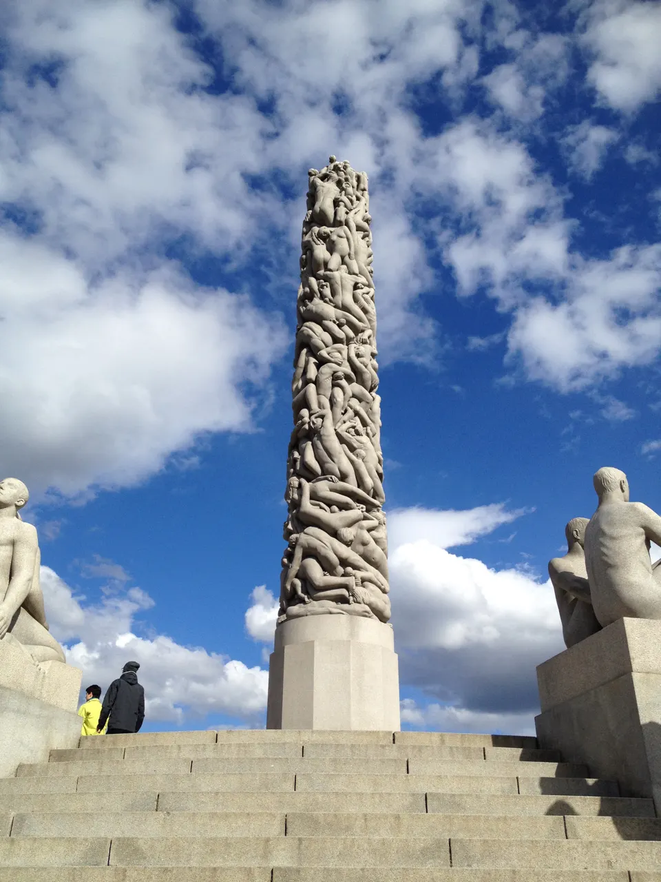 De Monolitten, een hoge zuil vol menselijke figuren in het Vigelandpark
