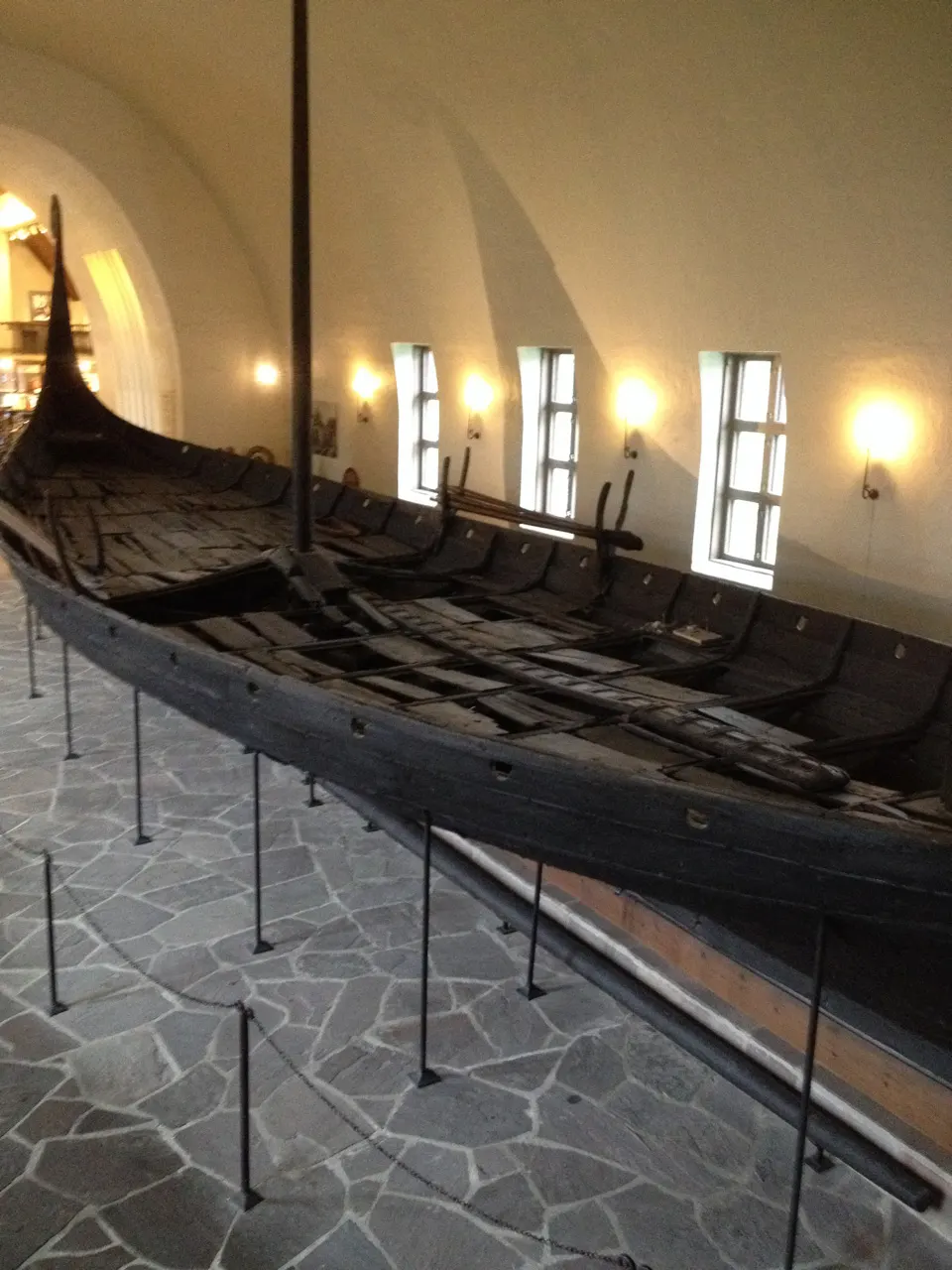 Een goed bewaard gebleven houten Vikingschip in een museum in Oslo