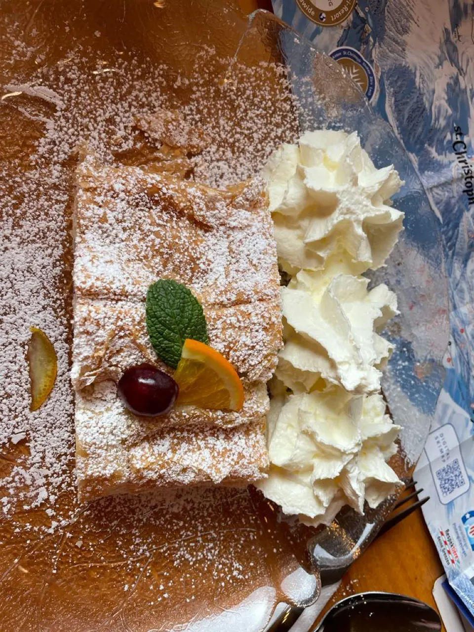 Apfelstrudel met poedersuiker op een bord in een berghut