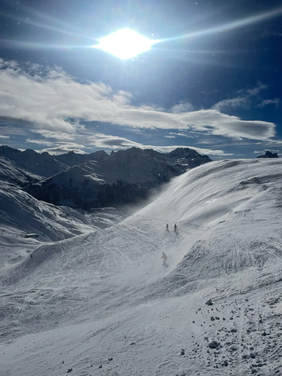 Weids besneeuwd bergpanorama in de Oostenrijkse Alpen onder een blauwe lucht