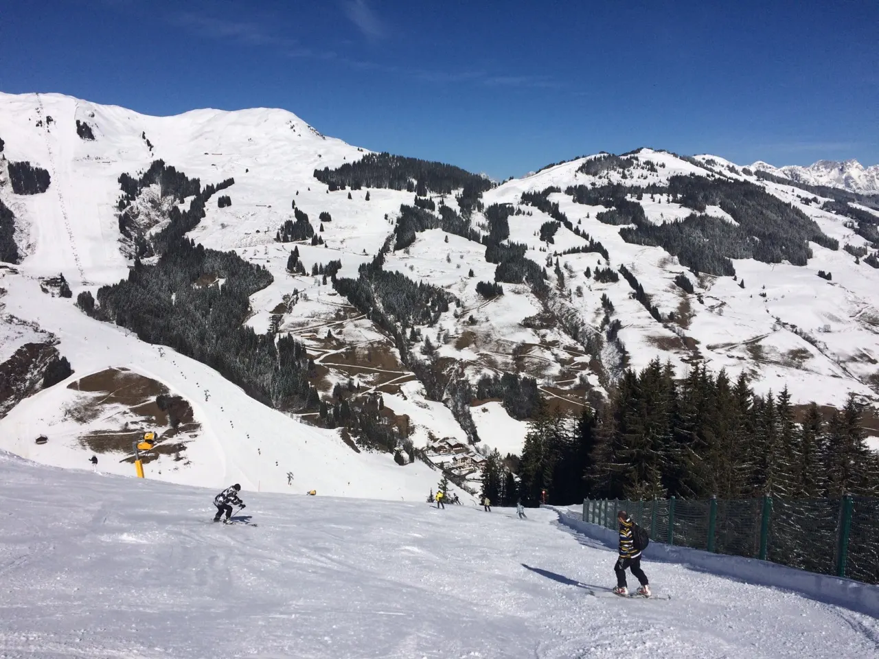 Besneeuwde skipistes met bergen in de Kitzbüheler Alpen