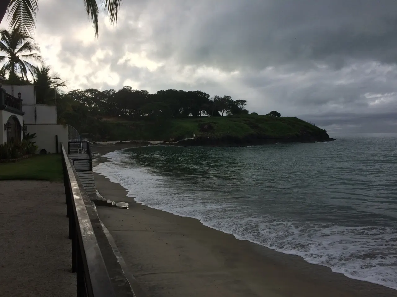 Rustige baai aan de Pacifische kust van Panama met groene heuvels rond het water
