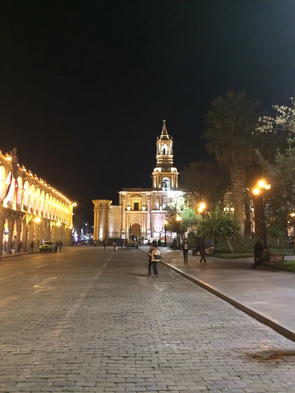 De verlichte Plaza de Armas en kathedraal van Arequipa in de avond