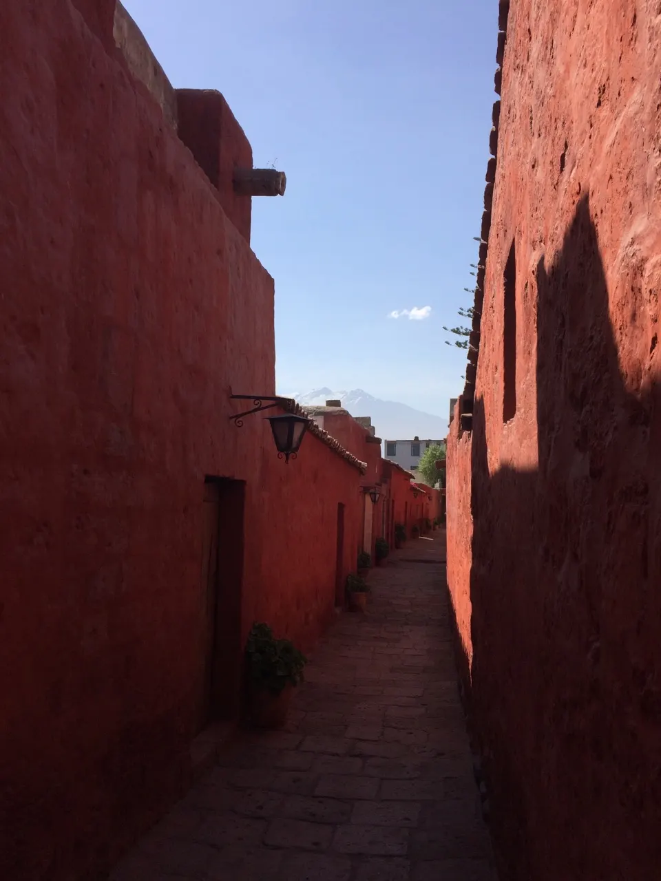 Een smalle dieprode steeg in het klooster Santa Catalina in Arequipa