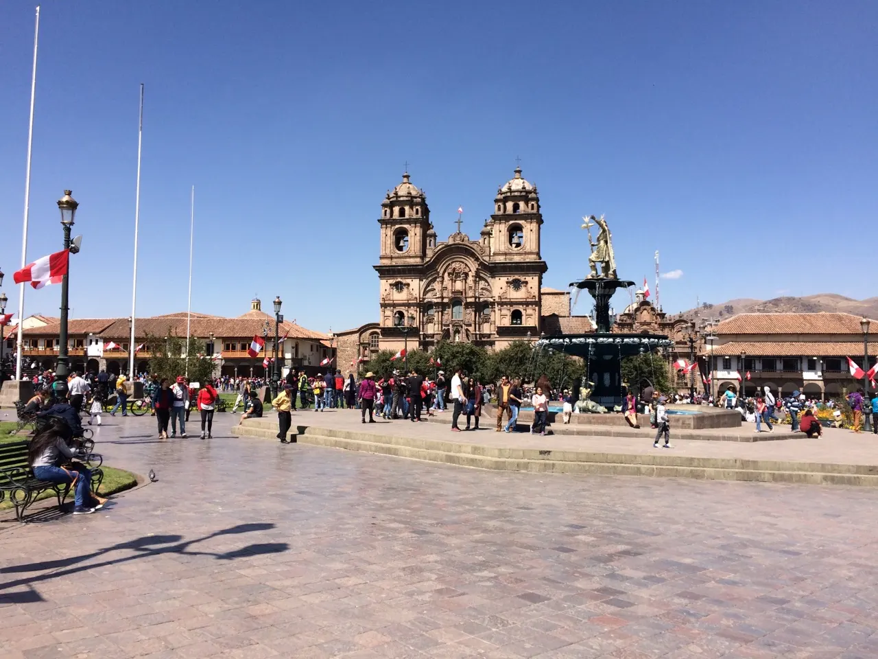 De Plaza de Armas van Cusco met de kathedraal en omringende bergen