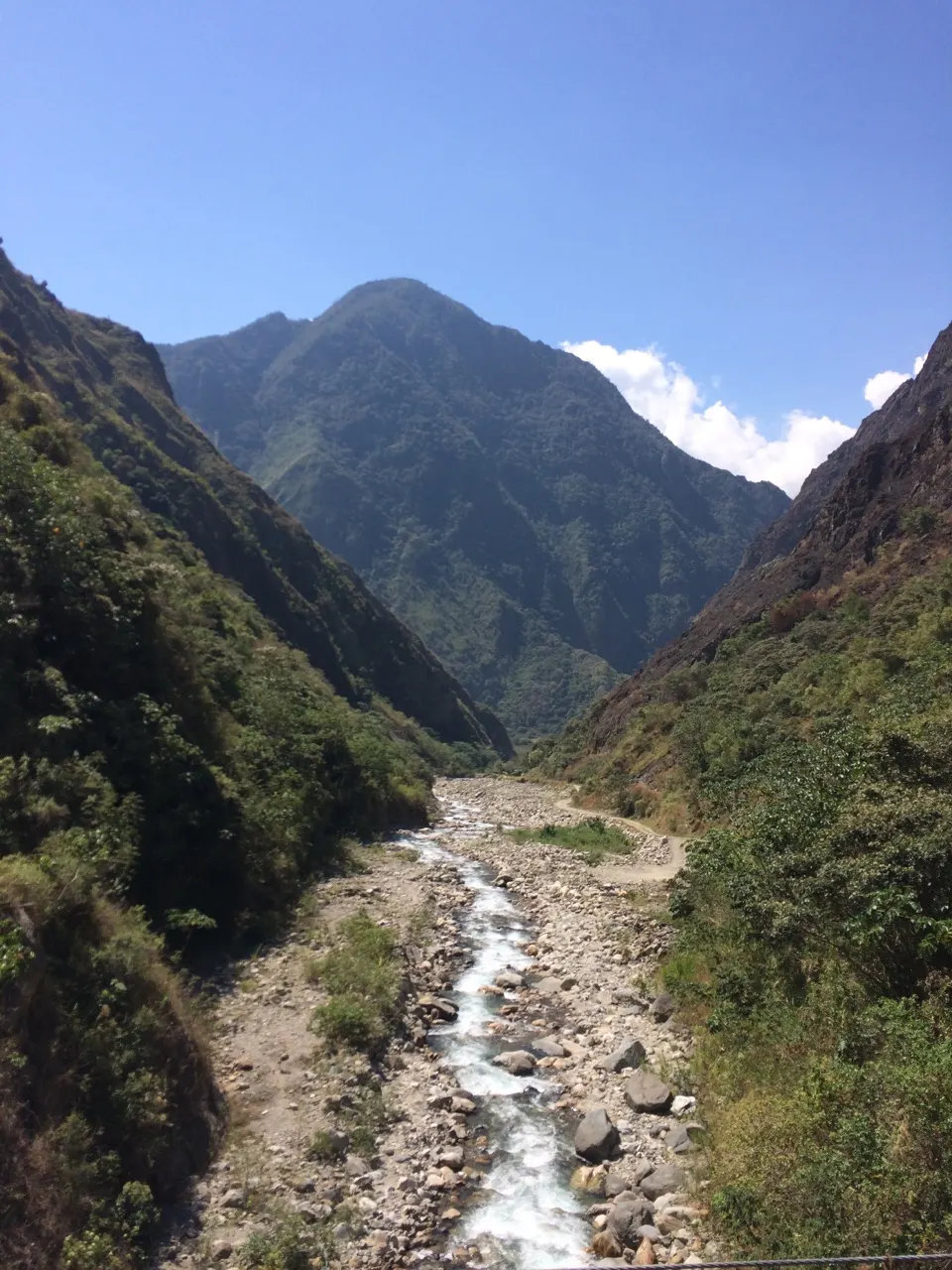 De Urubamba-rivier stroomt door een groene bergvallei