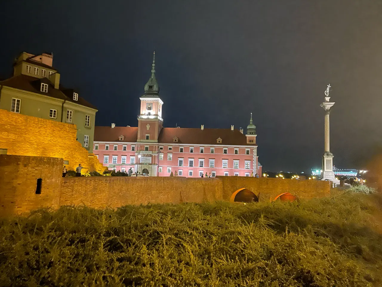 Het Koninklijk Kasteel van Warschau verlicht in de avond