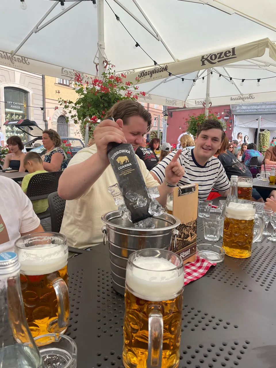 Twee grote glazen Pools bier op een terrastafel in Warschau