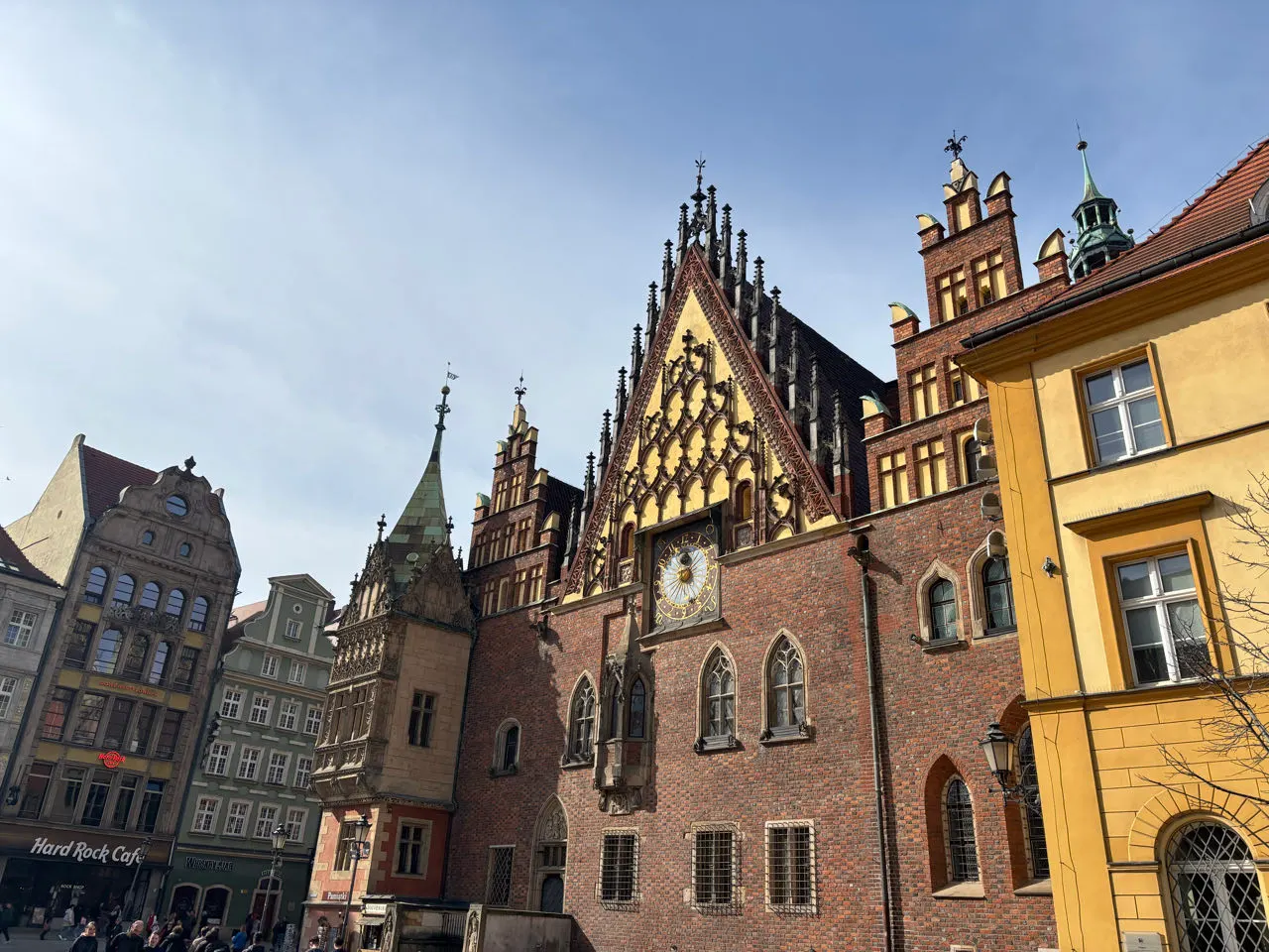 Een gotisch bakstenen gebouw aan de rand van de Rynek in Wroclaw