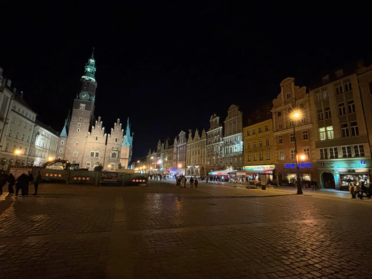 Het marktplein van Wroclaw in de avond met verlichte gevels