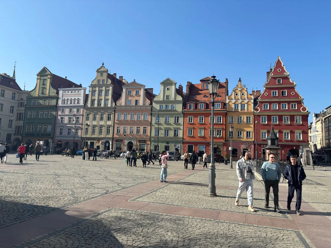 Het kleurrijke marktplein Rynek van Wroclaw met historische gevels onder een blauwe lucht