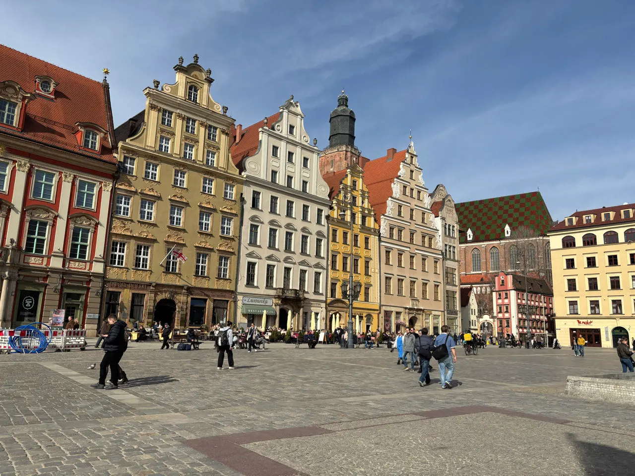Kleurrijke gevels rond het marktplein van Wroclaw overdag