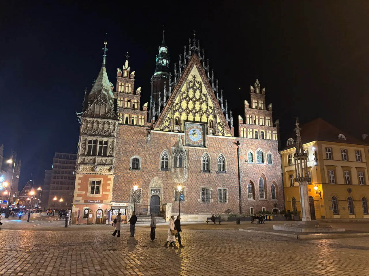 Het historische stadhuis van Wroclaw verlicht in de avond